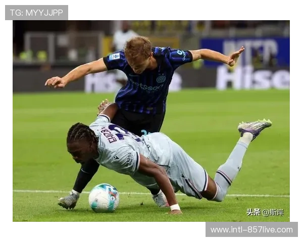 特写：比赛最后时刻的争议判罚，VAR回放画面揭示的毫厘之间