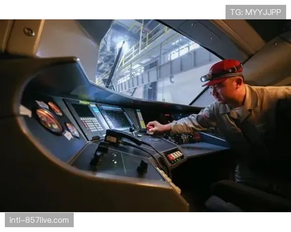特写跟拍一位赛事金牌机械师在决赛前夜的紧张调试工作
